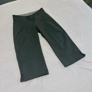 Grey lululemon capris in excellent condition in size 6.